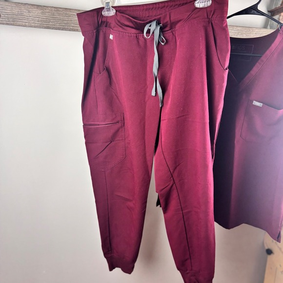 FIGS Technical Collection Burgundy Scrubs Top and Jogger Pants Set Women's Large - Picture 7 of 12